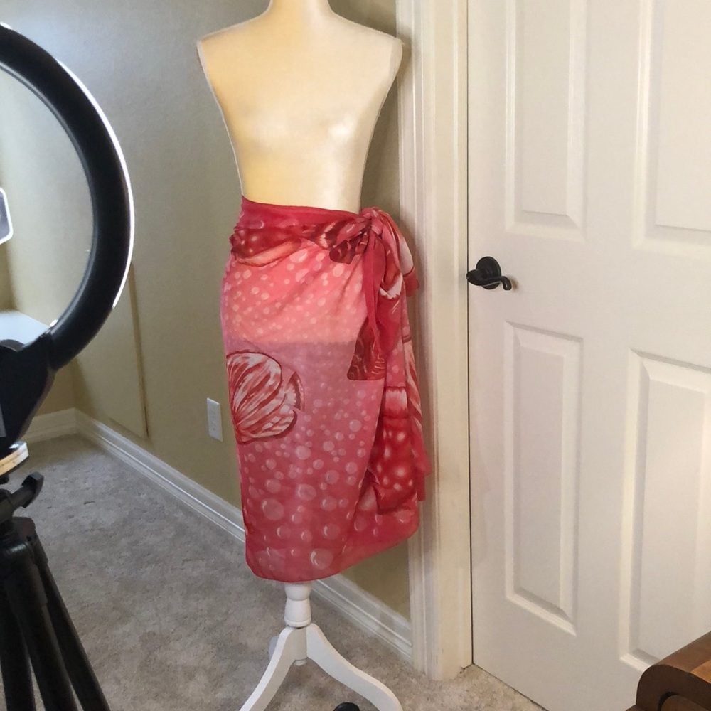 Pink beach wrap with fish and bubbles.